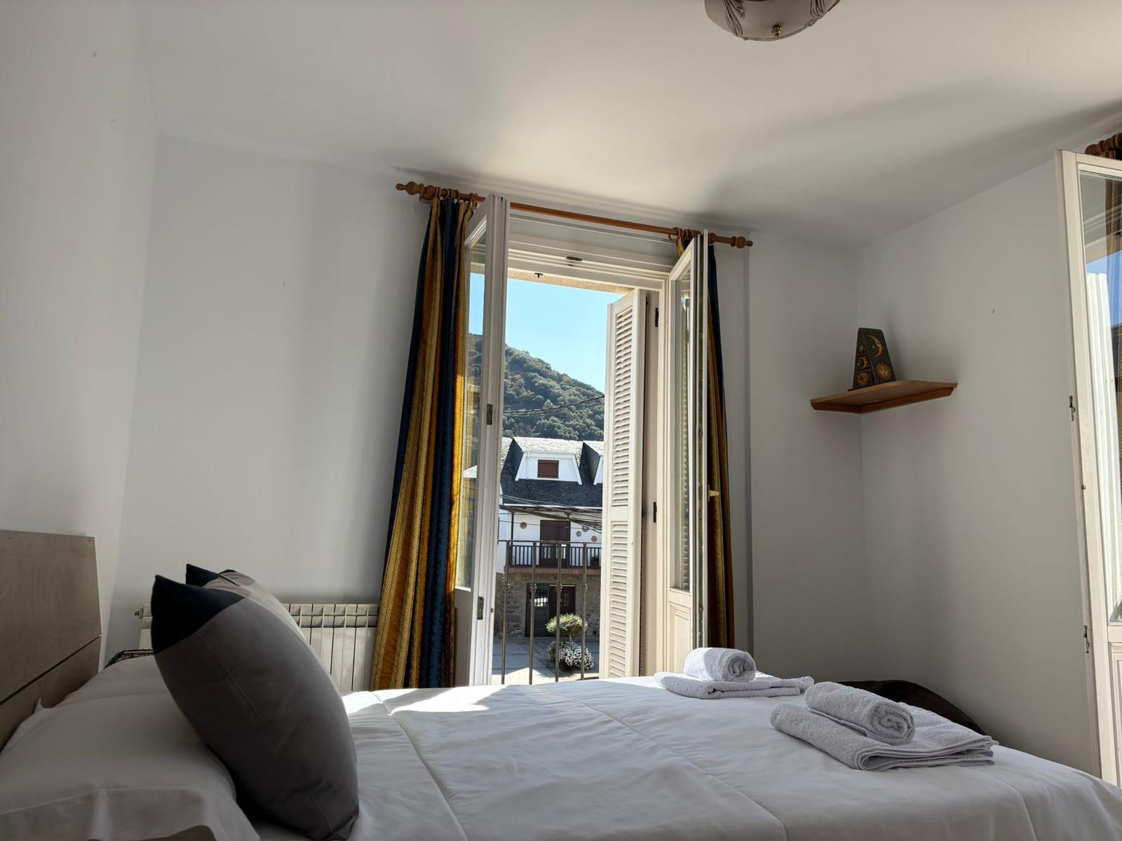 Dormitorio con vistas